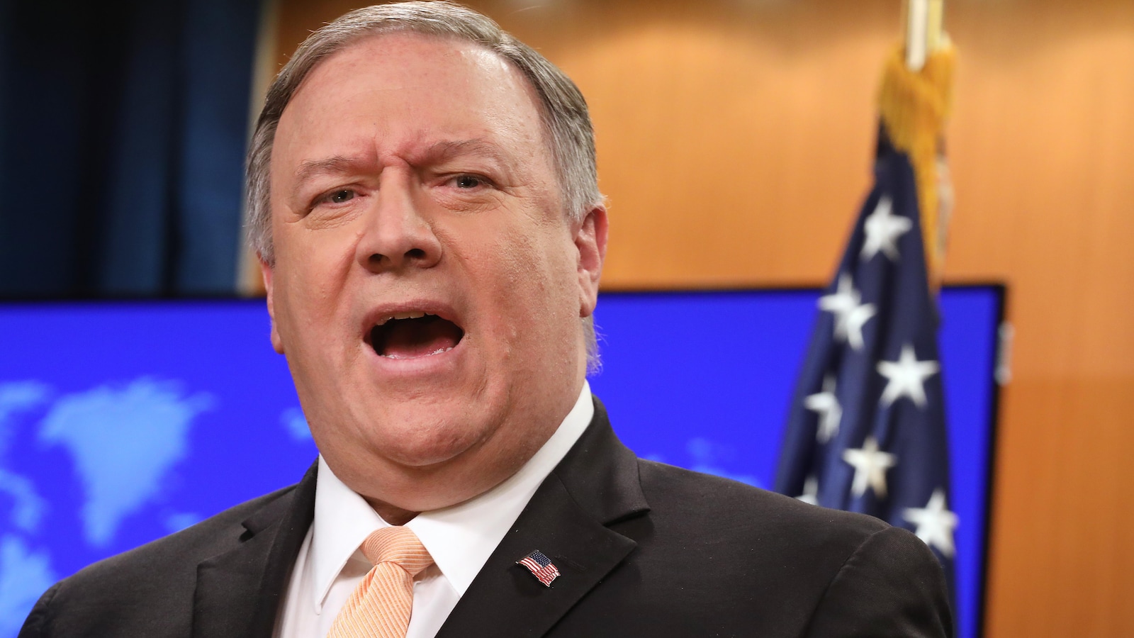 Mike Pompeo s'adresse aux médias lors d'une conférence de presse.