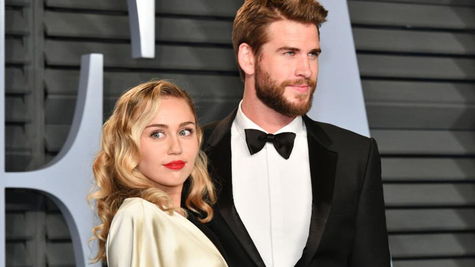 Miley Cyrus et Chris Hemsworth prennent la pose devant les caméras lors d'un événement mondain à Beverly Hills, en Californie.