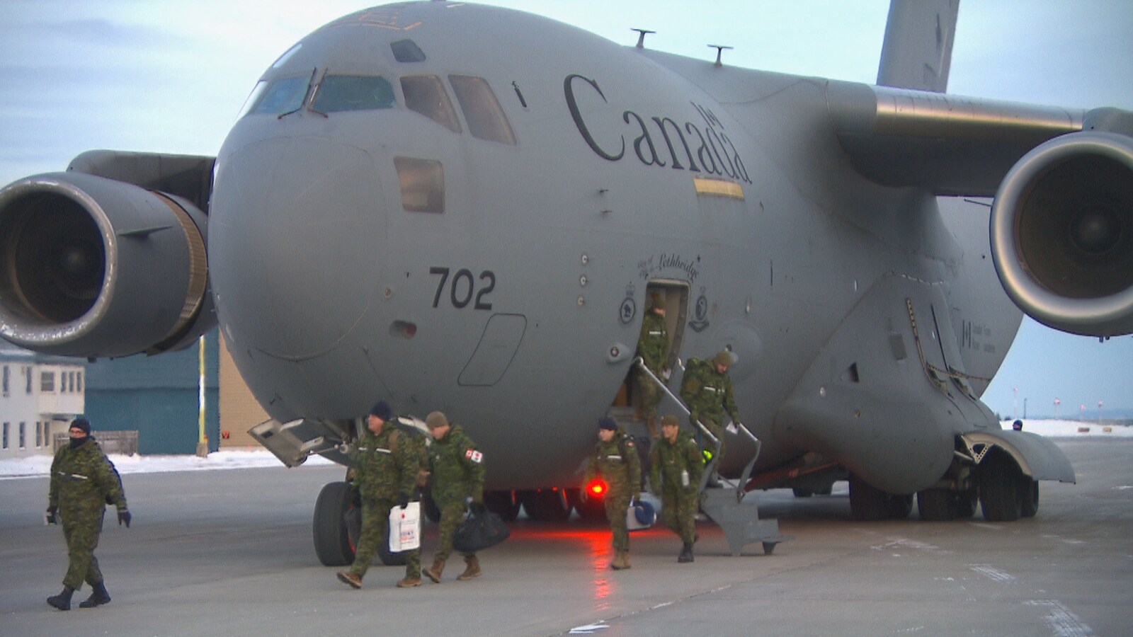 Les militaires qui sortent de l'avion