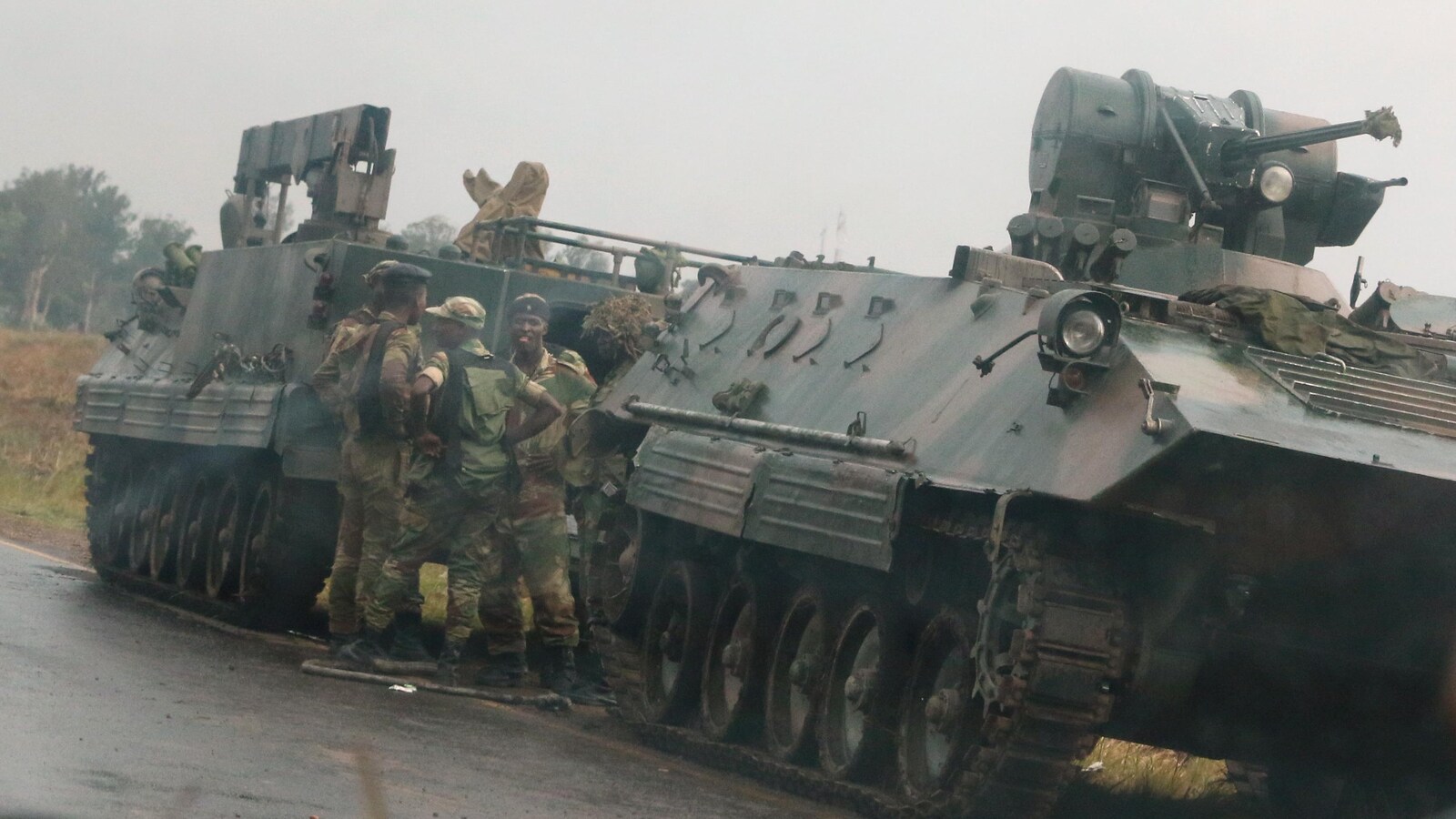 Des soldats sont à l'extérieur de véhicules militaires, près de Harare, au Zimbabwe, le 14 novembre 2017.
