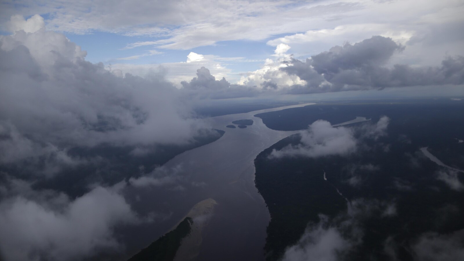 Vue aérienne de la rivière Oiapoque qui forme la frontière entre le Brésil et la Guyane française.