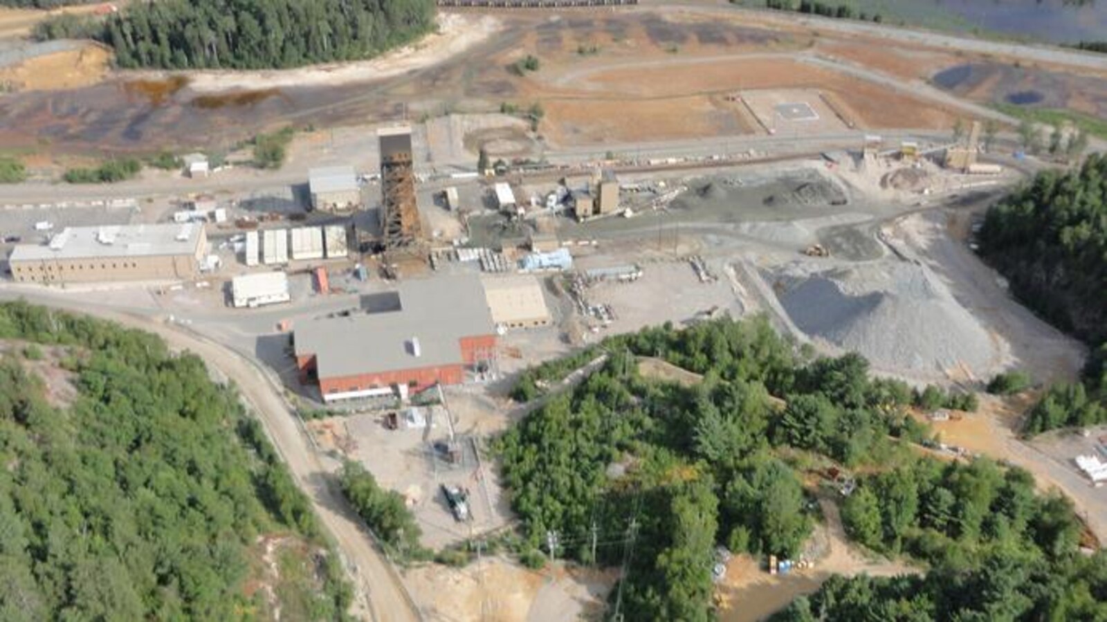 Vue aérienne de la mine Morrison dans le Grand Sudbury