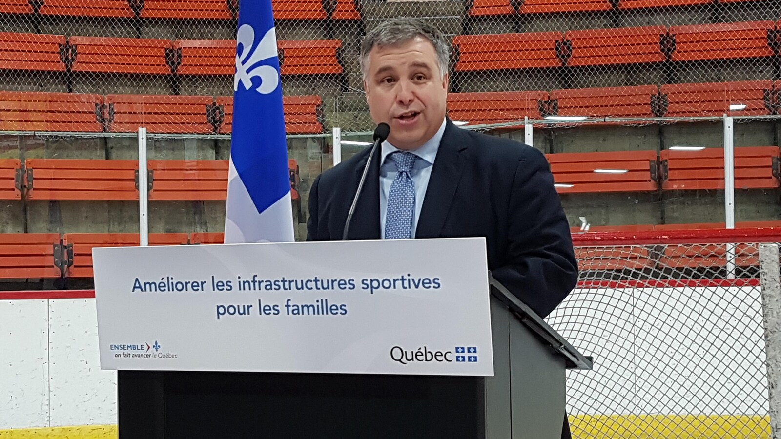 Le ministre Sébastien Proulx lors de l'annonce dans un aréna.