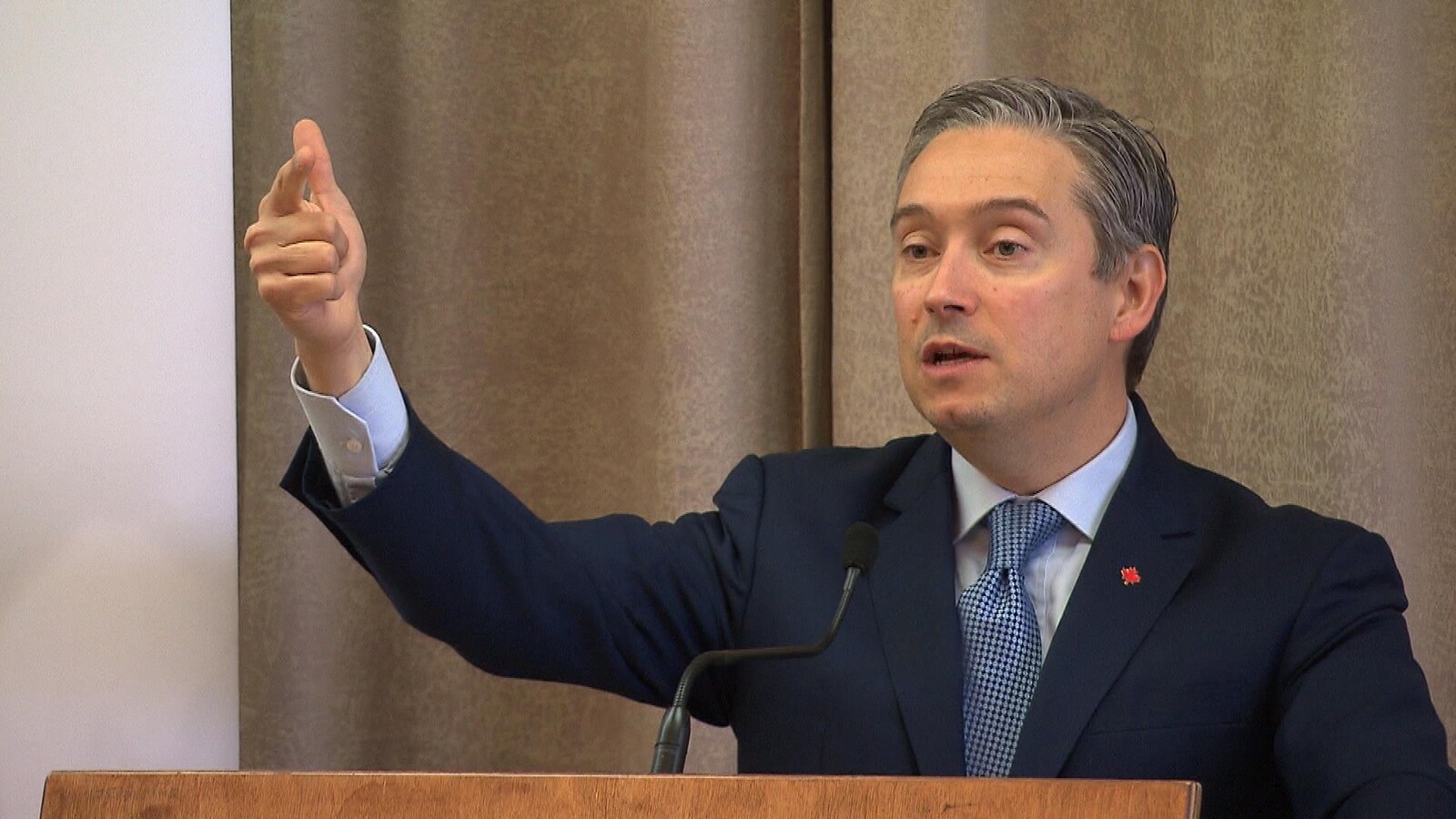 Le ministre Champagne donnant un discours.