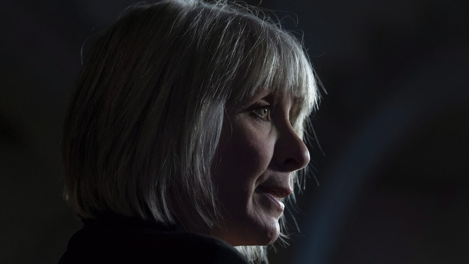Patricia Hajdu s'exprime devant les médias.