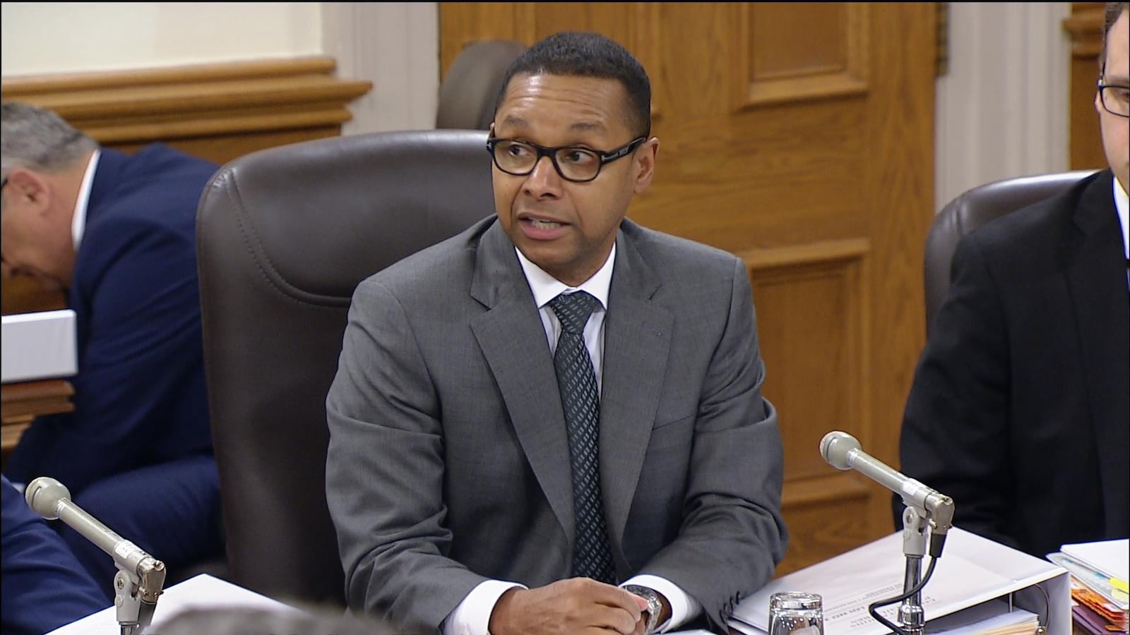 Le ministre délégué à la Santé, Lionel Carmant, révèle des statistiques sur l'âge et la consommation du cannabis aux consultations publiques sur le projet de loi visant à faire passer de 18 à 21 ans l'âge légal pour consommer cette drogue.