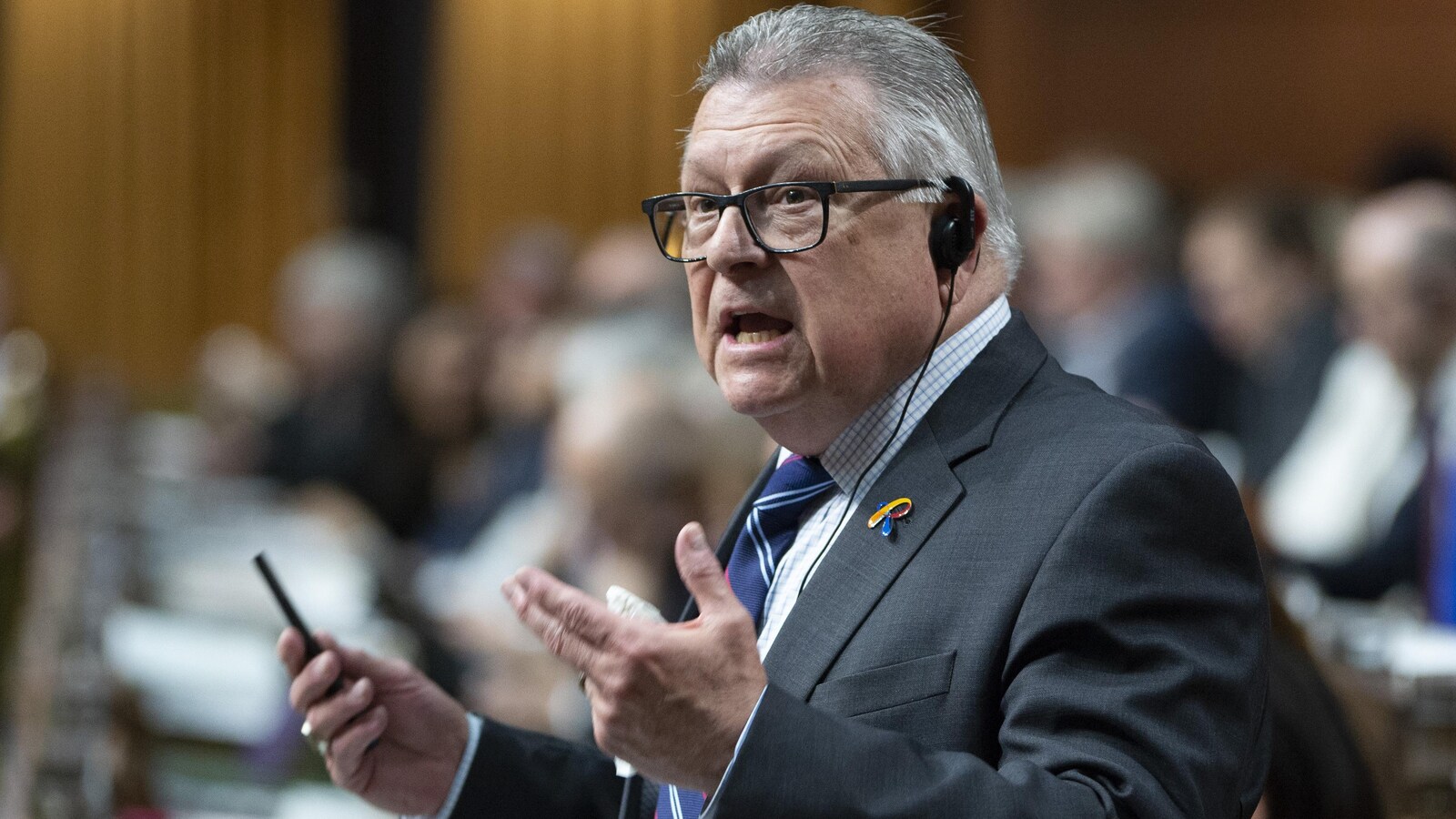Ralph Goodale debout.