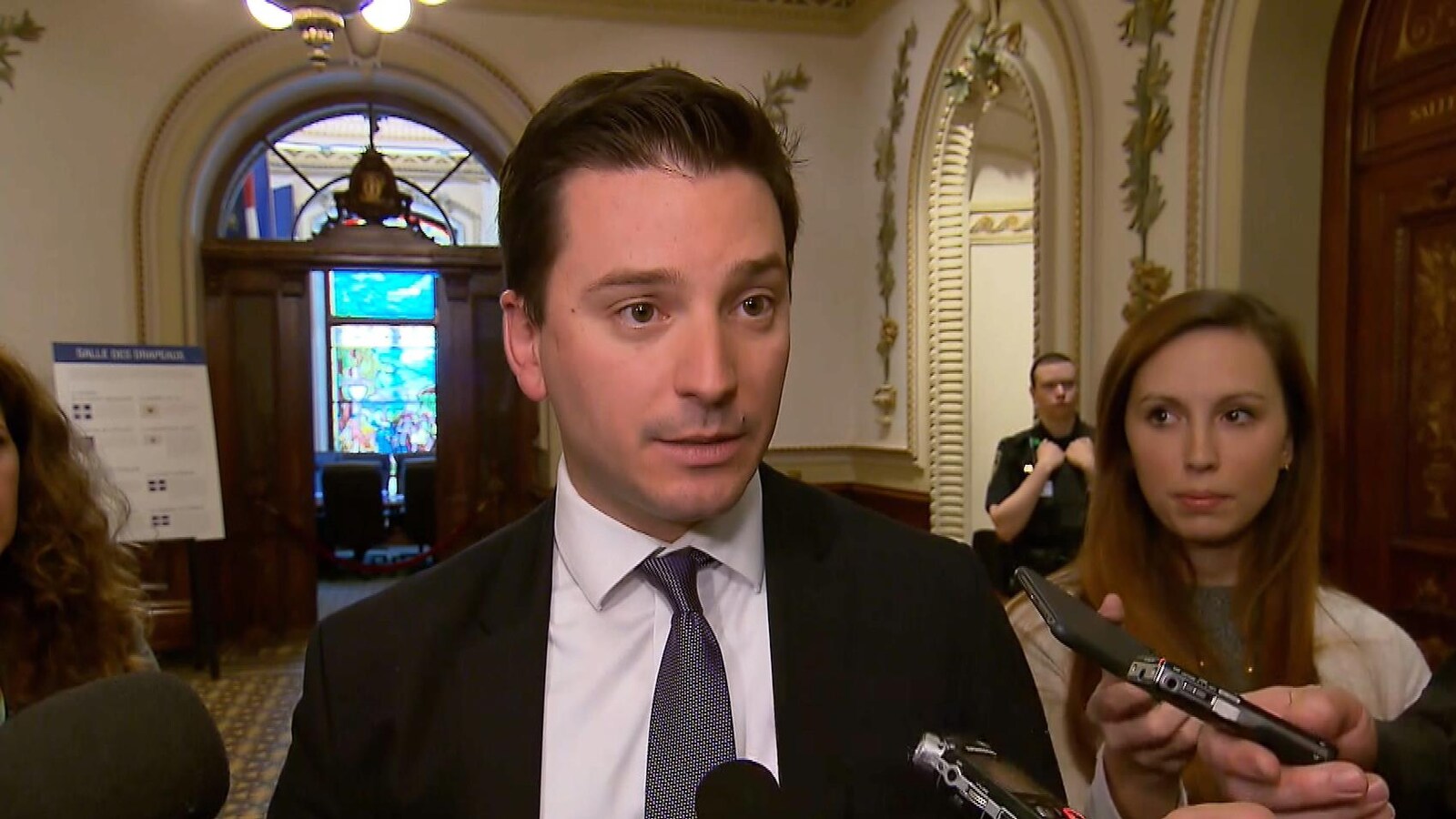 Le ministre Simon Jolin-Barrette en point de presse dans un corridor de l'Assemblée nationale.