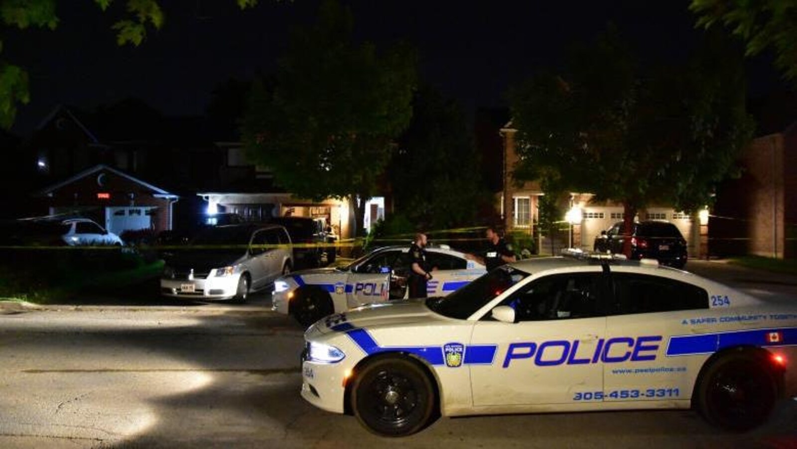 voitures de police devant une maison à Mississauga