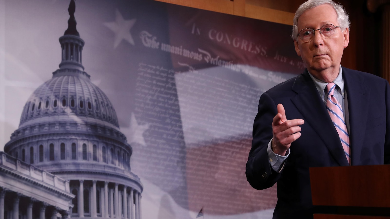 Le leader de la majorité du Sénat, Mitch McConnell, regarde en direction des journalistes.