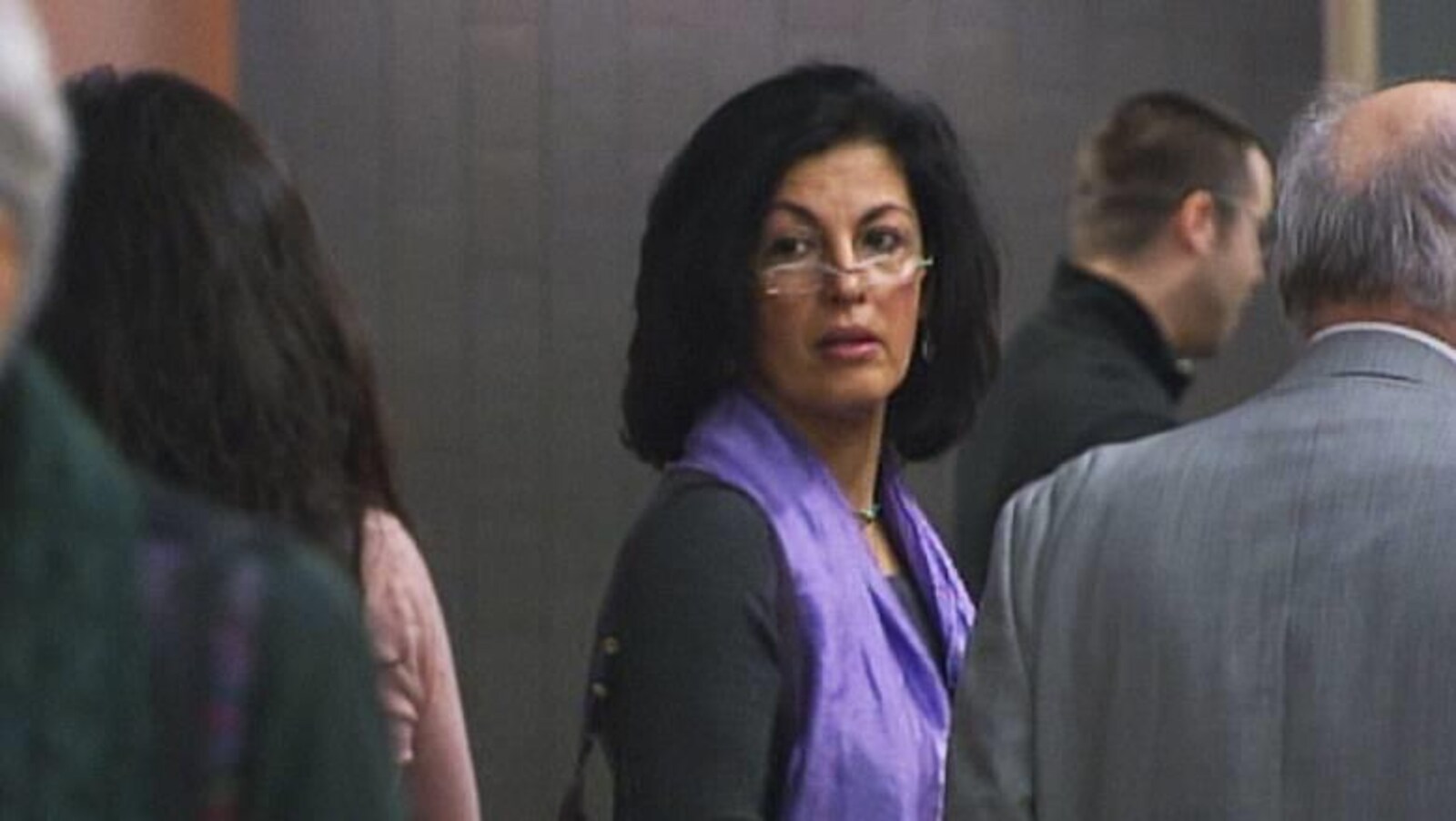Mme Javanmardi dans le couloir d'un palais de justice.