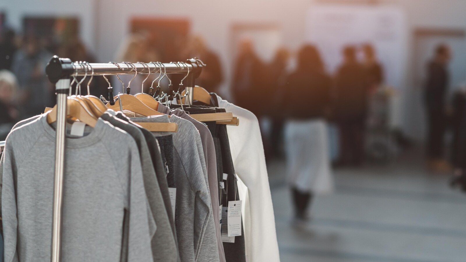 Des vêtements accrochés à un support.