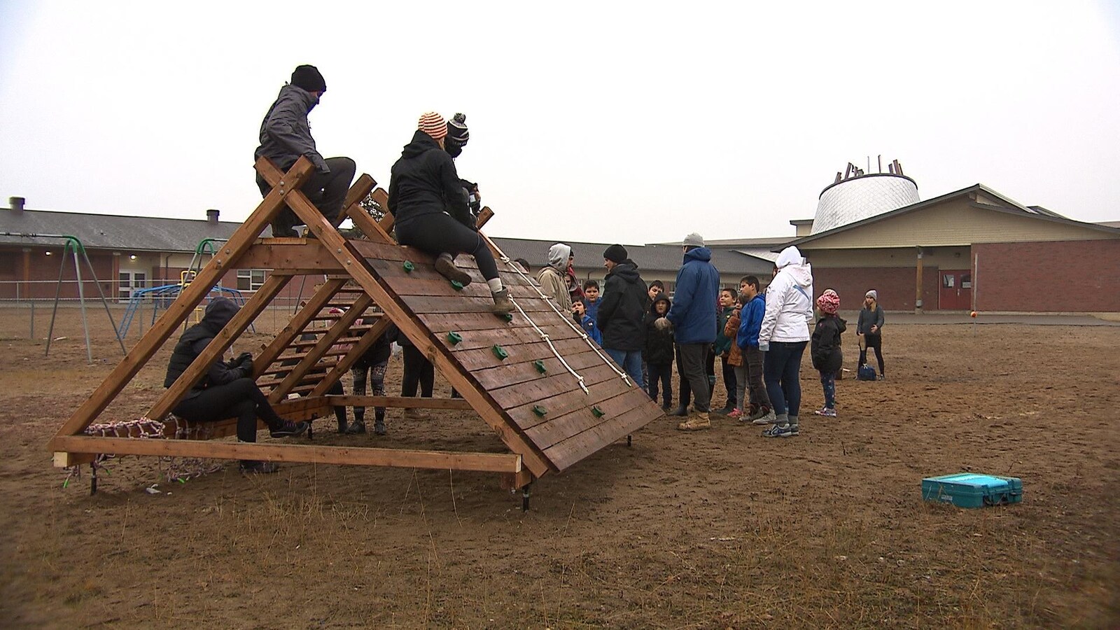 Des élèves regardent les étudiants construire le module de jeu.