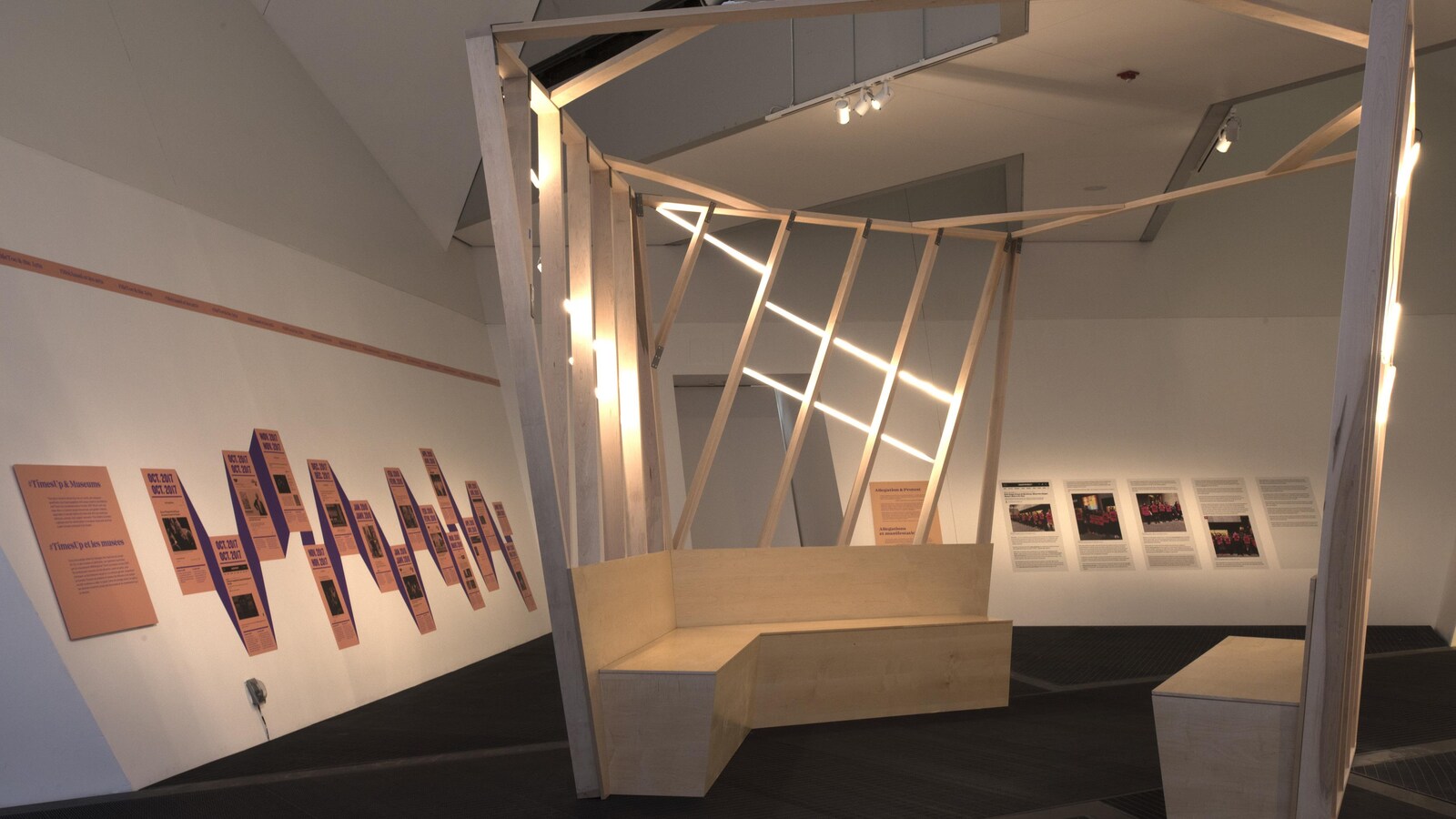 Une salle d'exposition avec une structure en bois.