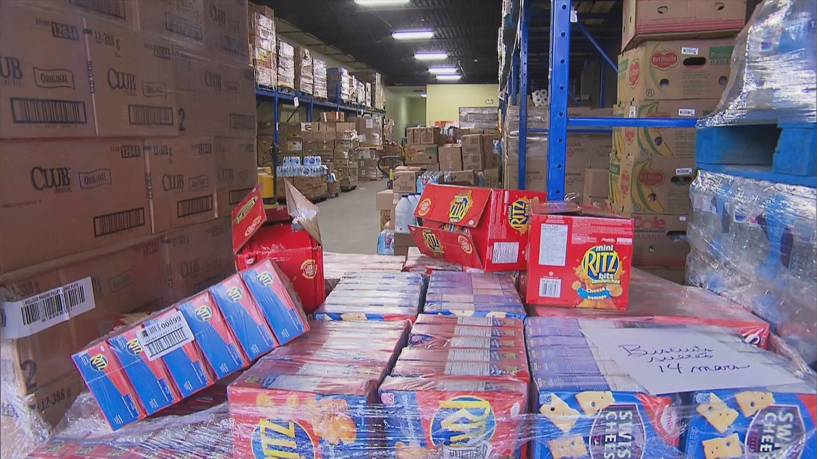 Boîtes de Ritz et autres boîtes de nourriture dans un entrepôt de Moisson Mauricie/Centre-du-Québec