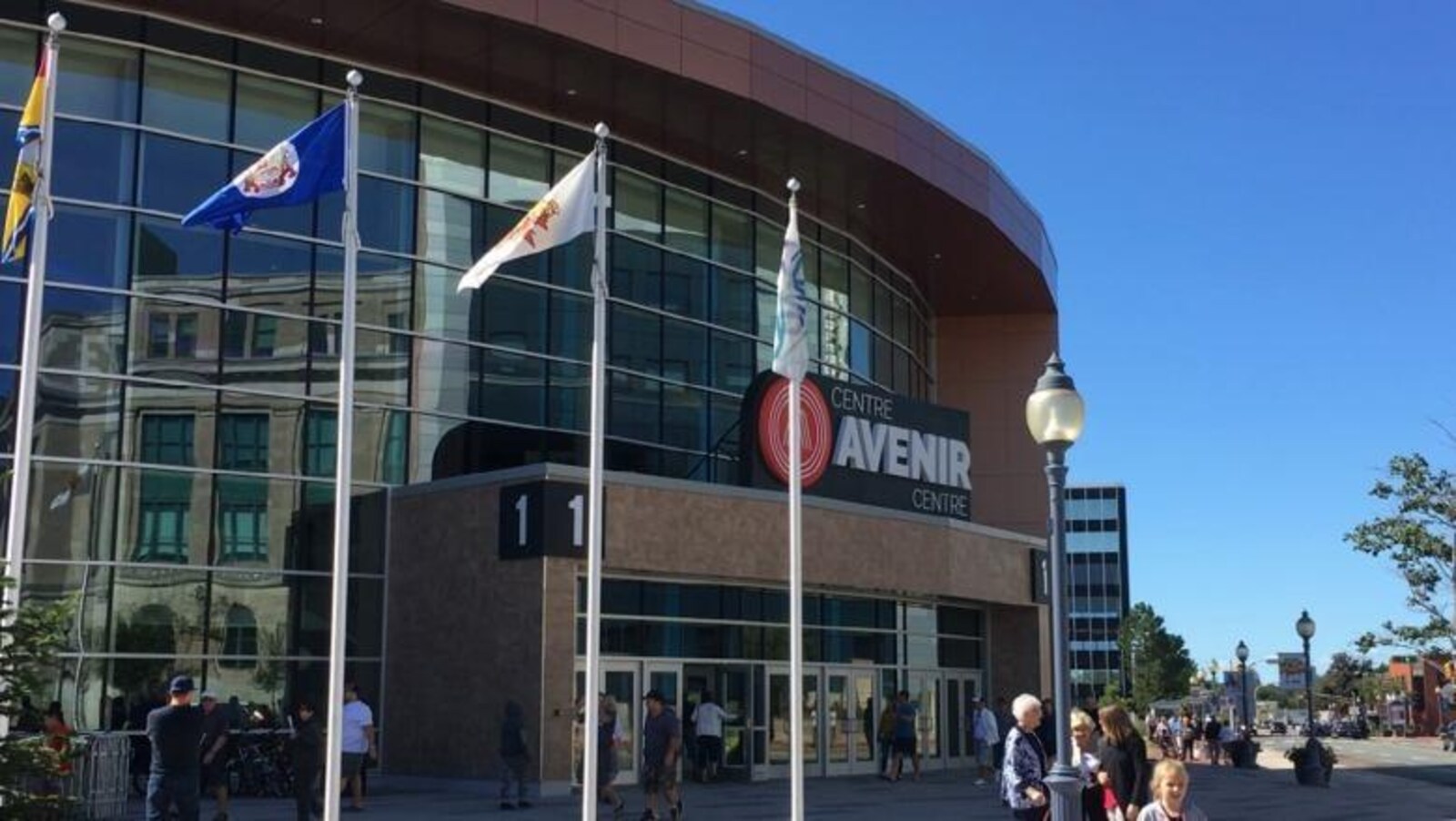 Des personnes entrent ou sortent du Centre Avenir
