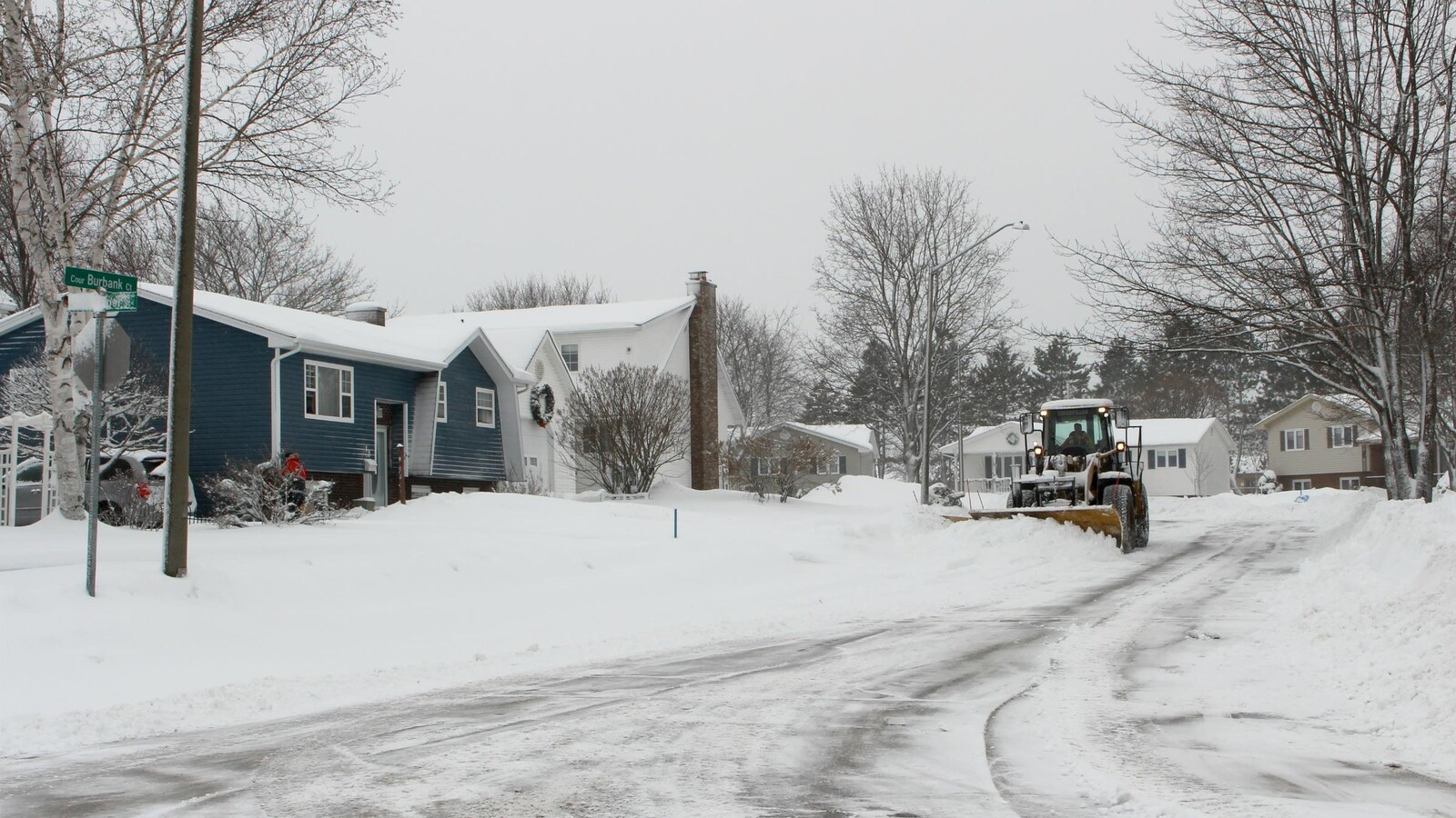 Un chasse-neige dégage la rue.