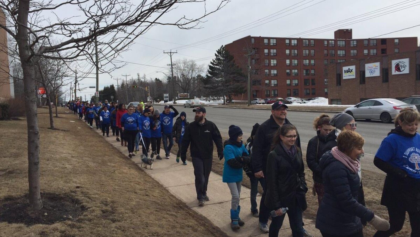 Une foule marche sur le trottoir