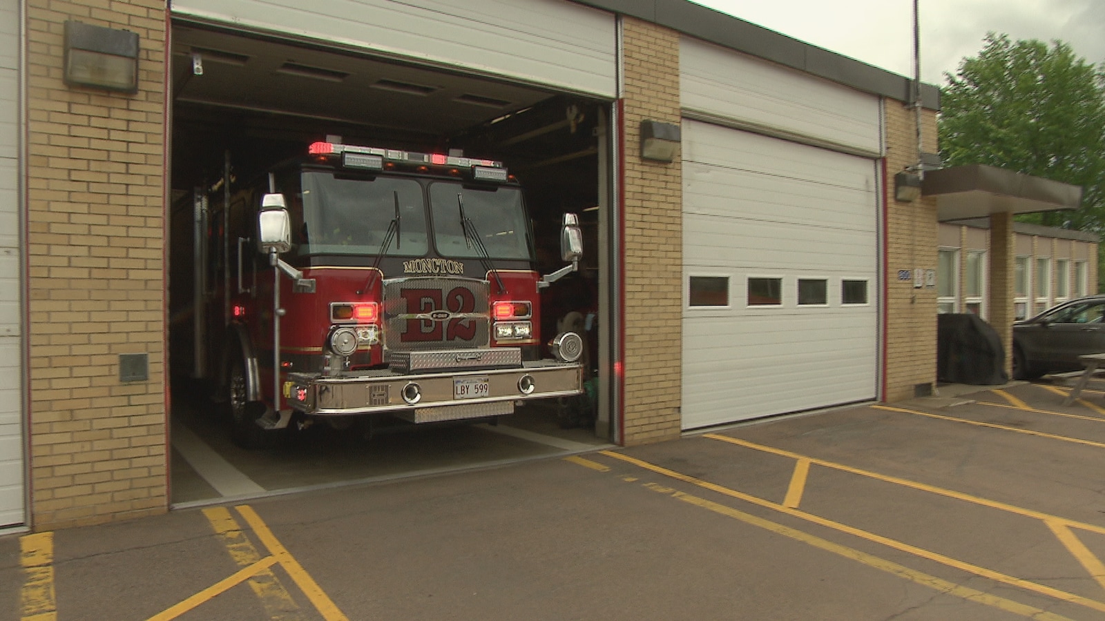 Un camion sort d'une caserne des pompiers de Moncton