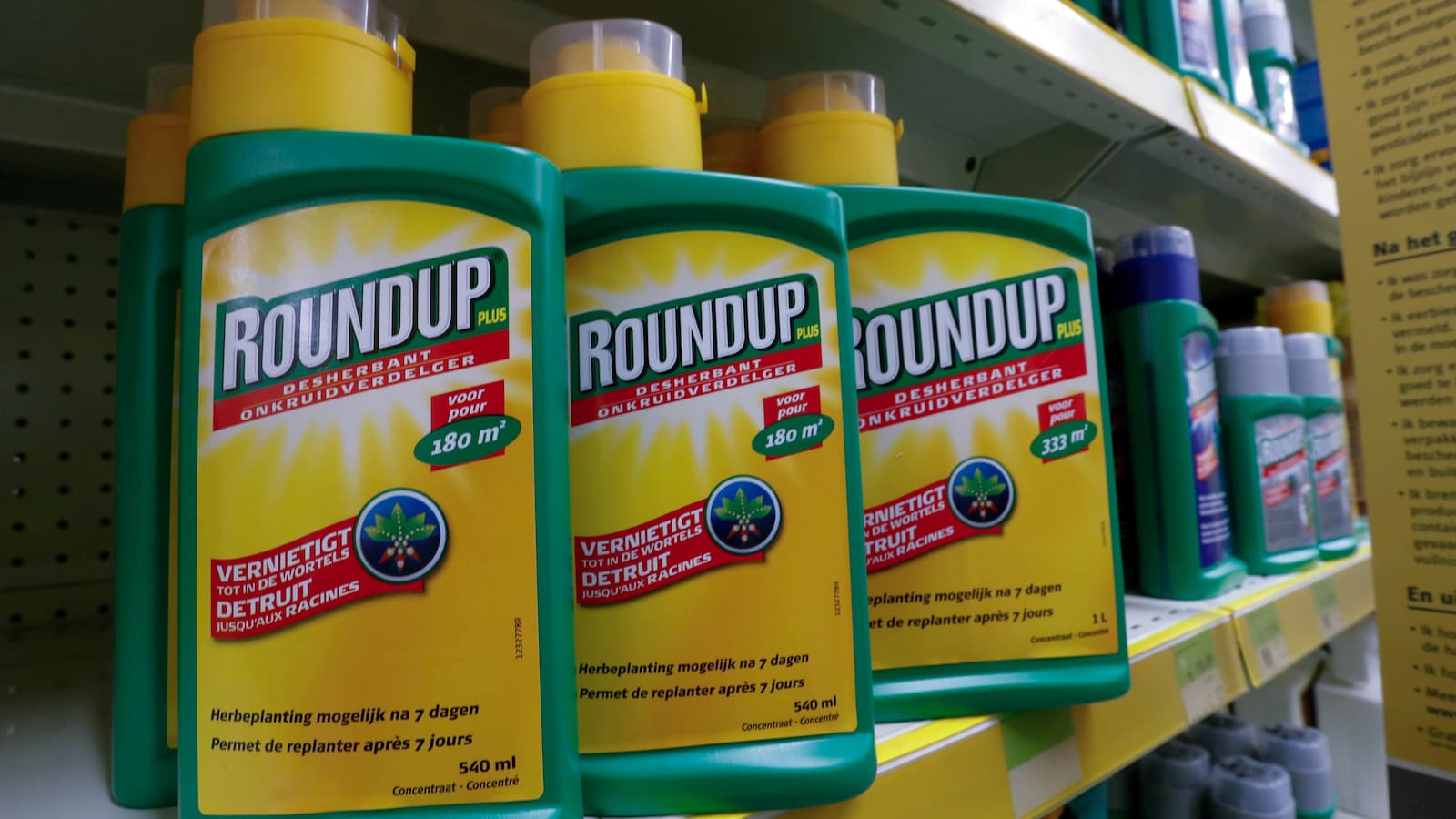 Des bouteilles du désherbant glyphosate