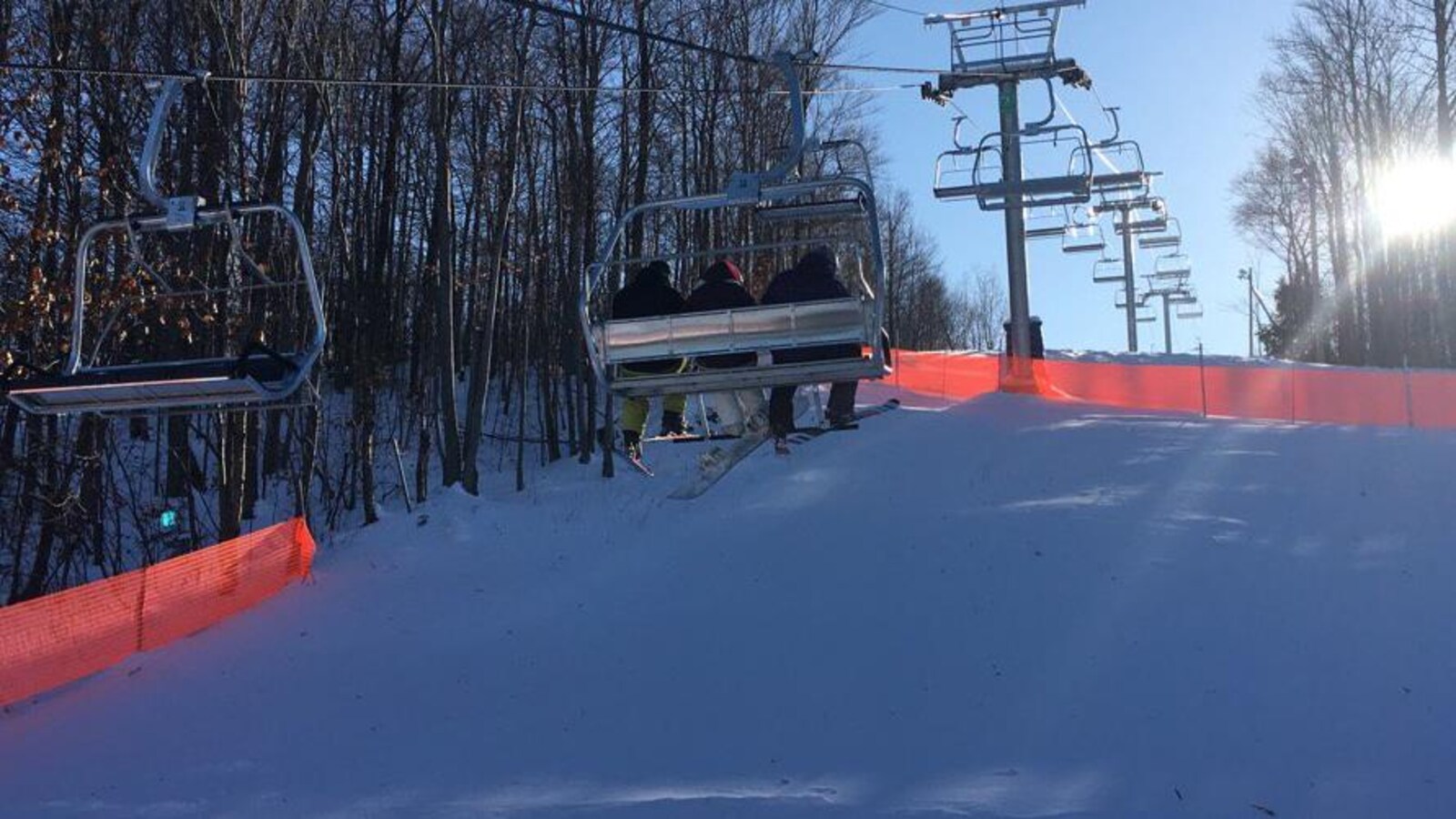 Des skieurs dans le remonte-pente du mont Bellevue de Sherbrooke