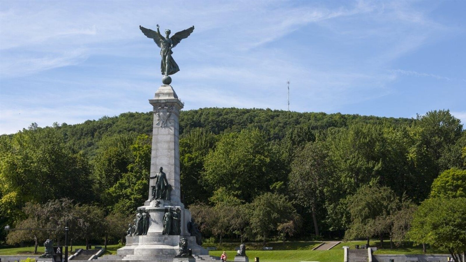 Le monument à George-Étienne Cartier, devant le mont Royal, à Montréal