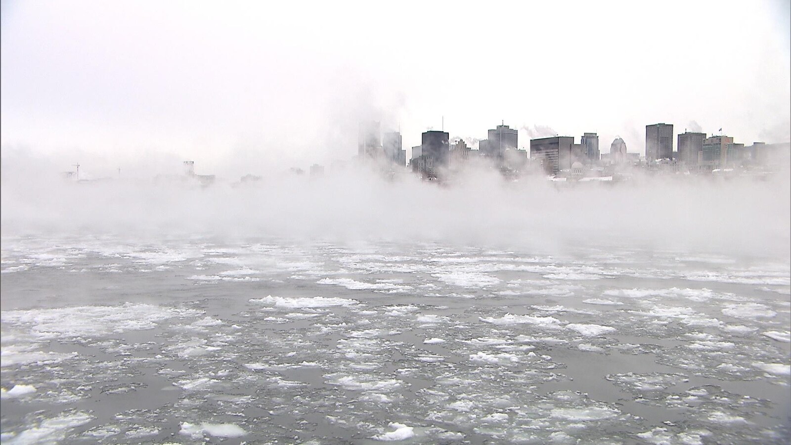 Le fleuve devant Montréal par une journée très froide, propice pour la vente d'électricité.