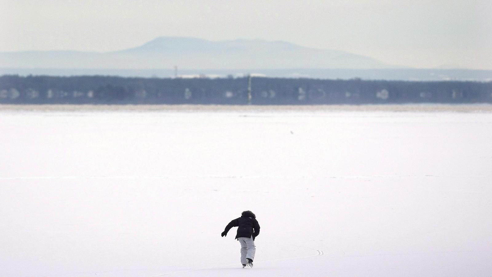 Un homme fait du patin sur le lac Saint-Louis, dans l'ouest de Montréal.