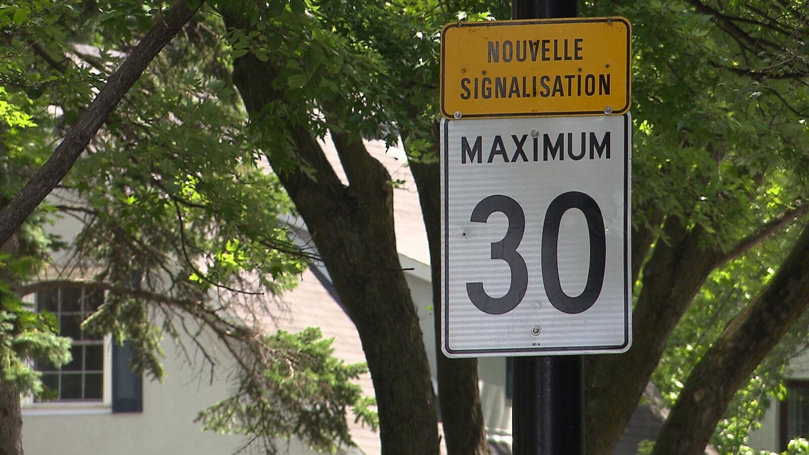 Panneau de limite de vitesse à Montréal.