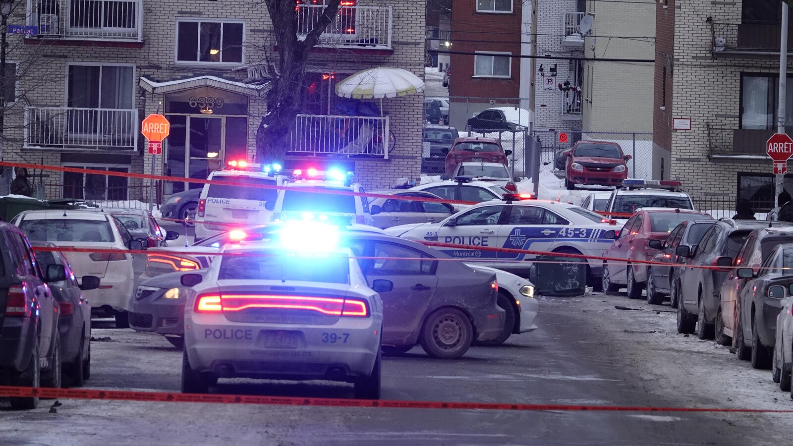 Des voitures de police bloquent une rue