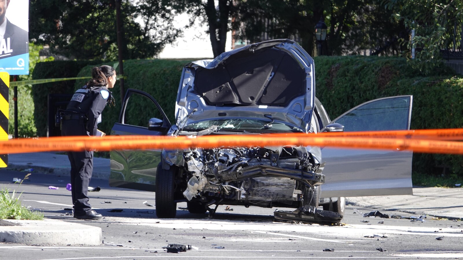Une voiture lourdement endommagée à l'avant.