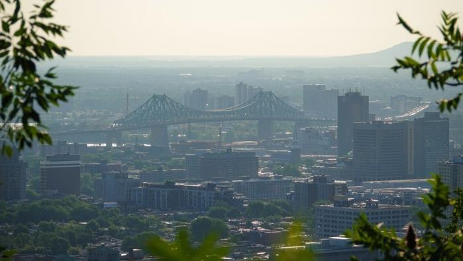 Vue de loin du pont Jacques-Cartier dans la chaleur de l'été