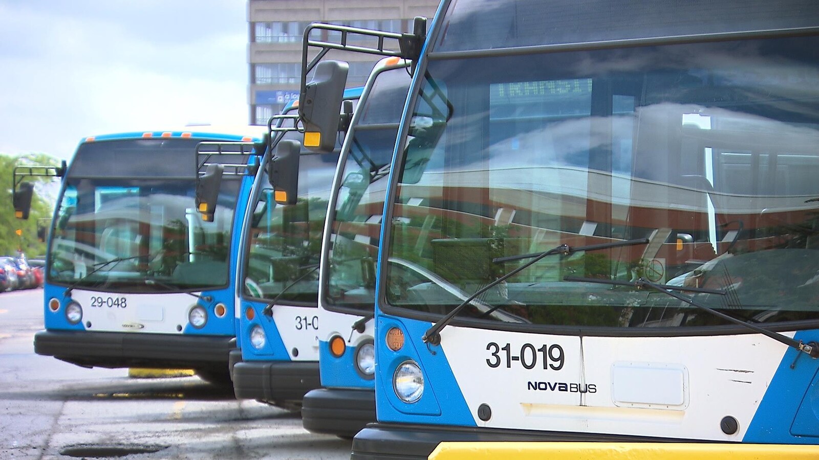 Des autobus de la STM au centre de transport sur Saint-Denis