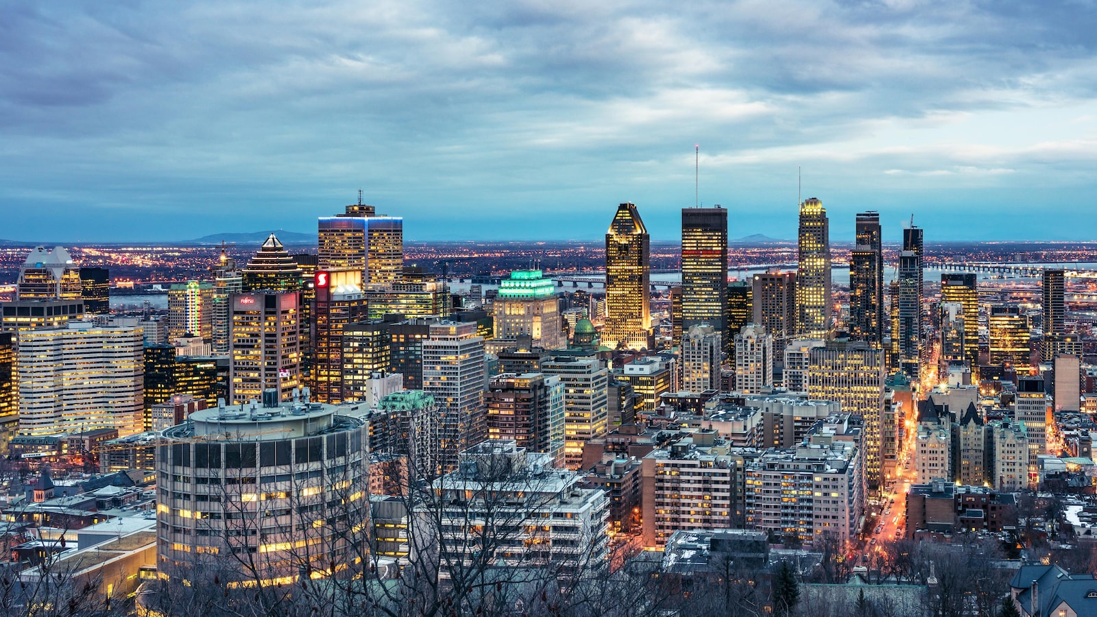 Vue panoramique de Montréal à partir du mont Royal, au crépuscule.