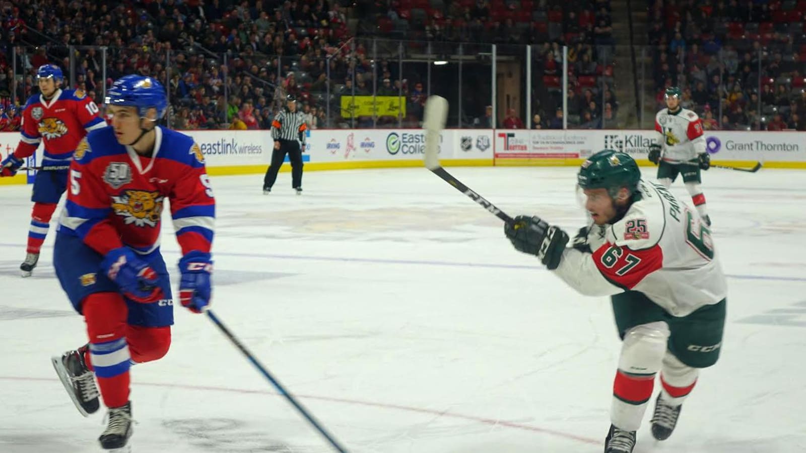 Un joueur des Mooseheads fait un lancer frappé sur la patinoire.
