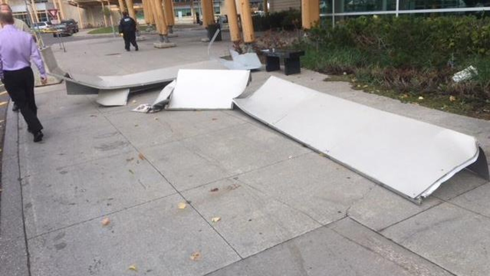 Des morceaux de métal sur un trottoir.