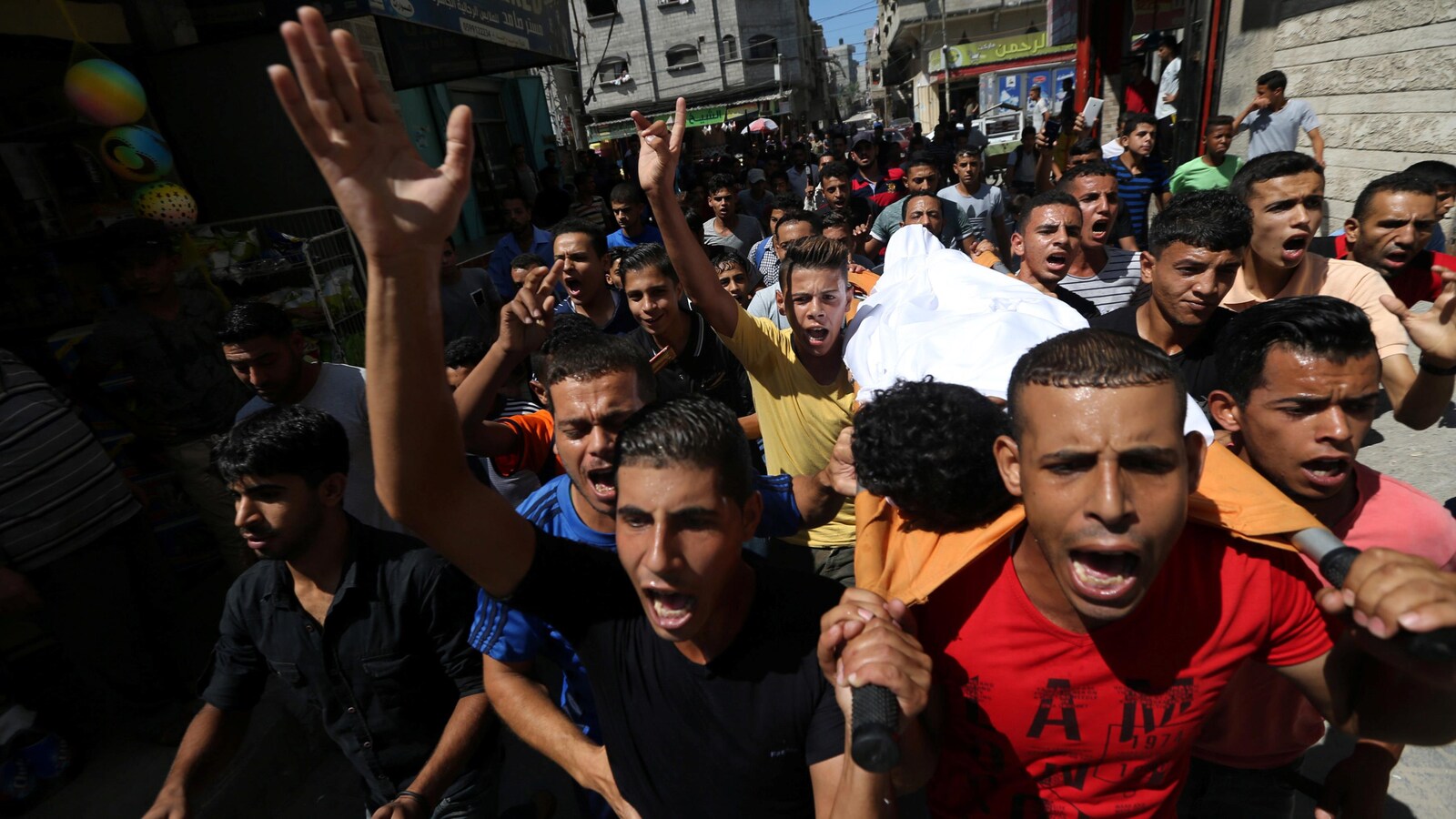 Des proches transportent le corps de Sohaib Abou Kachef, 16 ans, mort après avoir été blessé par balles lors d'une manifestation dans le sud de la bande de Gaza en août.