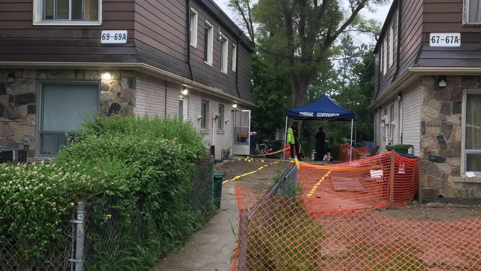 Une scène de crime entre deux maisons