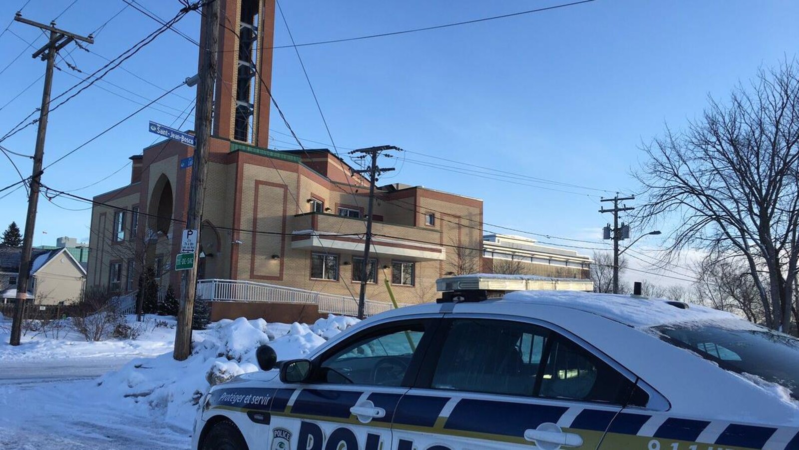 Une voiture de police à proximité du Centre islamique de l'Outaouais, rue Lois à Gatineau