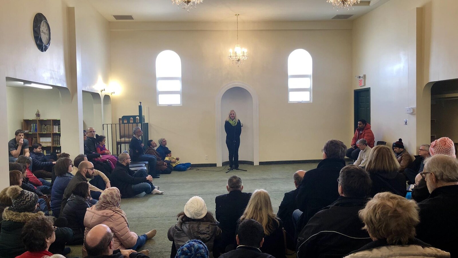 Des gens écoutent un discours à la mosquée de Moncton.