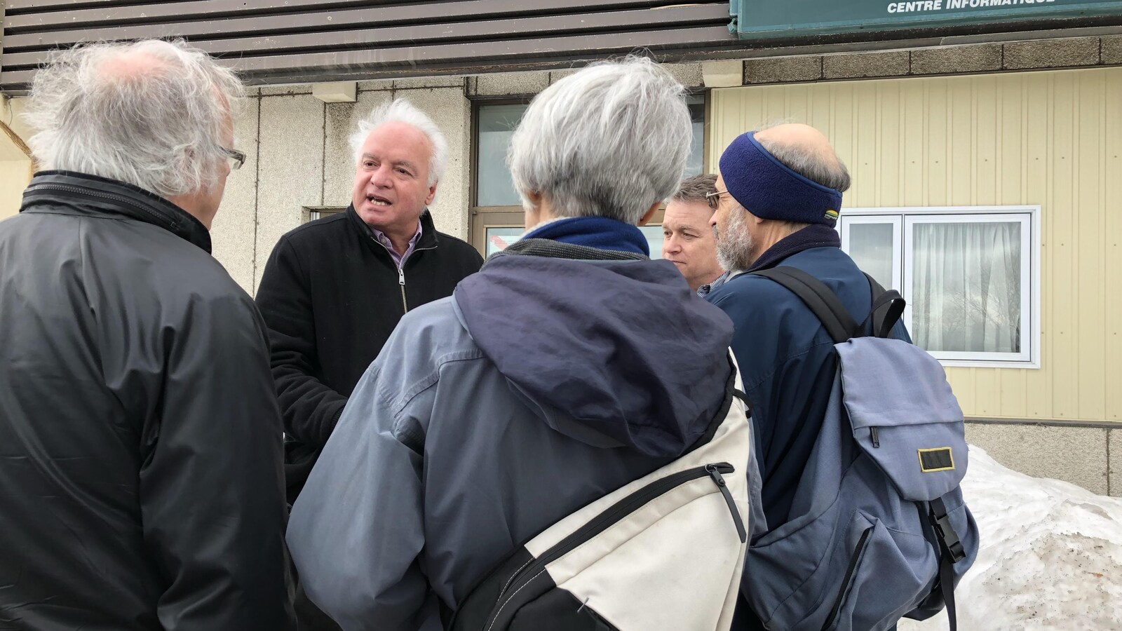 Mustapha Elayoubi et des membres de la mosquée de Saguenay.