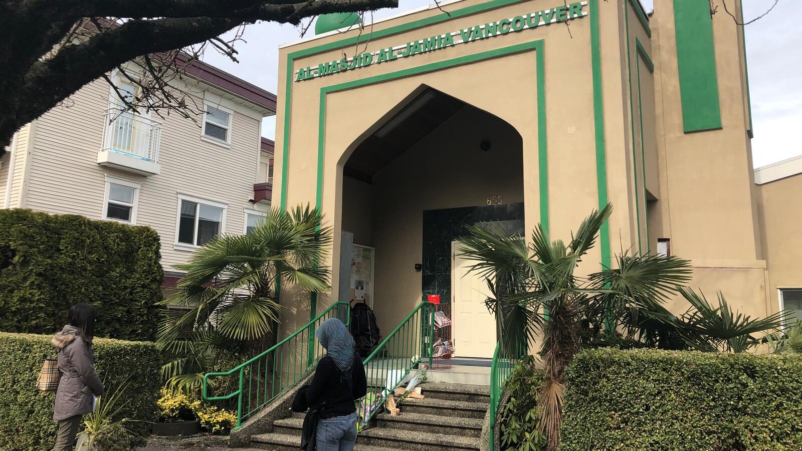 Des fleurs dans l'escalier d'une mosquée.