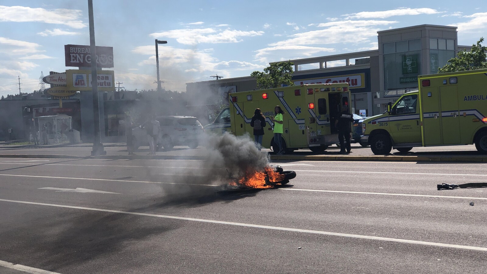 Une moto en feu en plein milieu du boulevard Talbot.