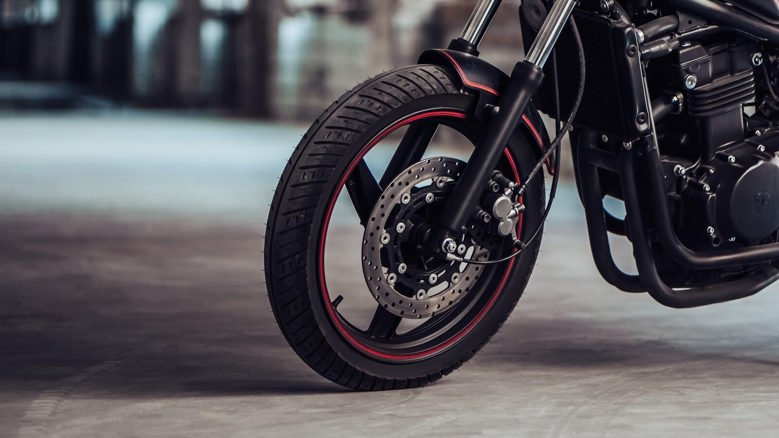 Une photo de moto dans un garage