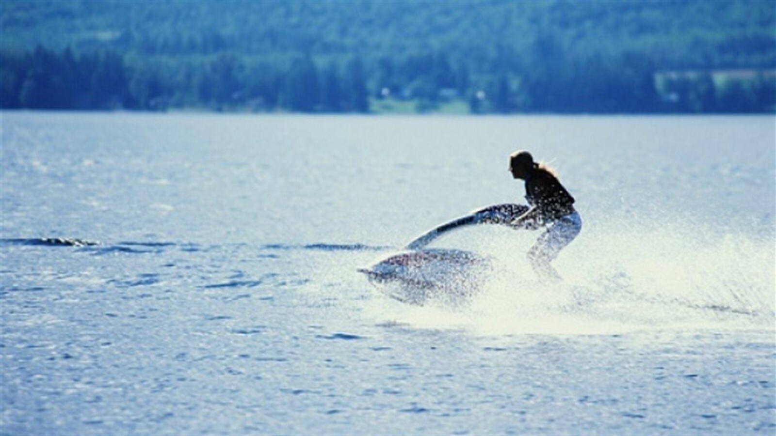 Une personne conduit une motomarine.