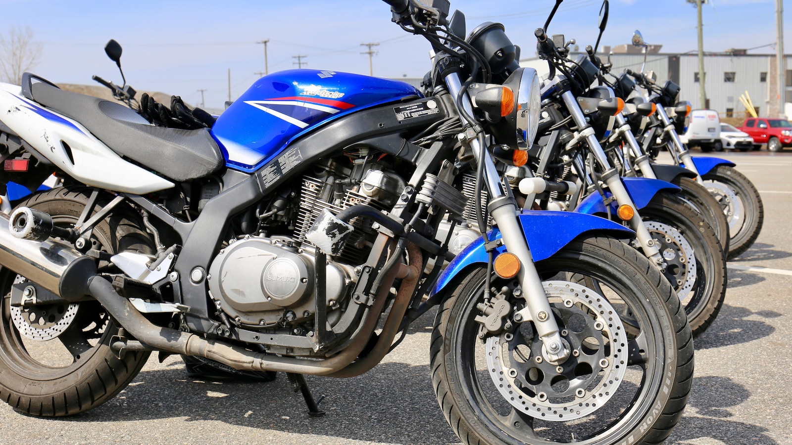 Des motos alignées dans le stationnement d’une école de conduite Tecnic
