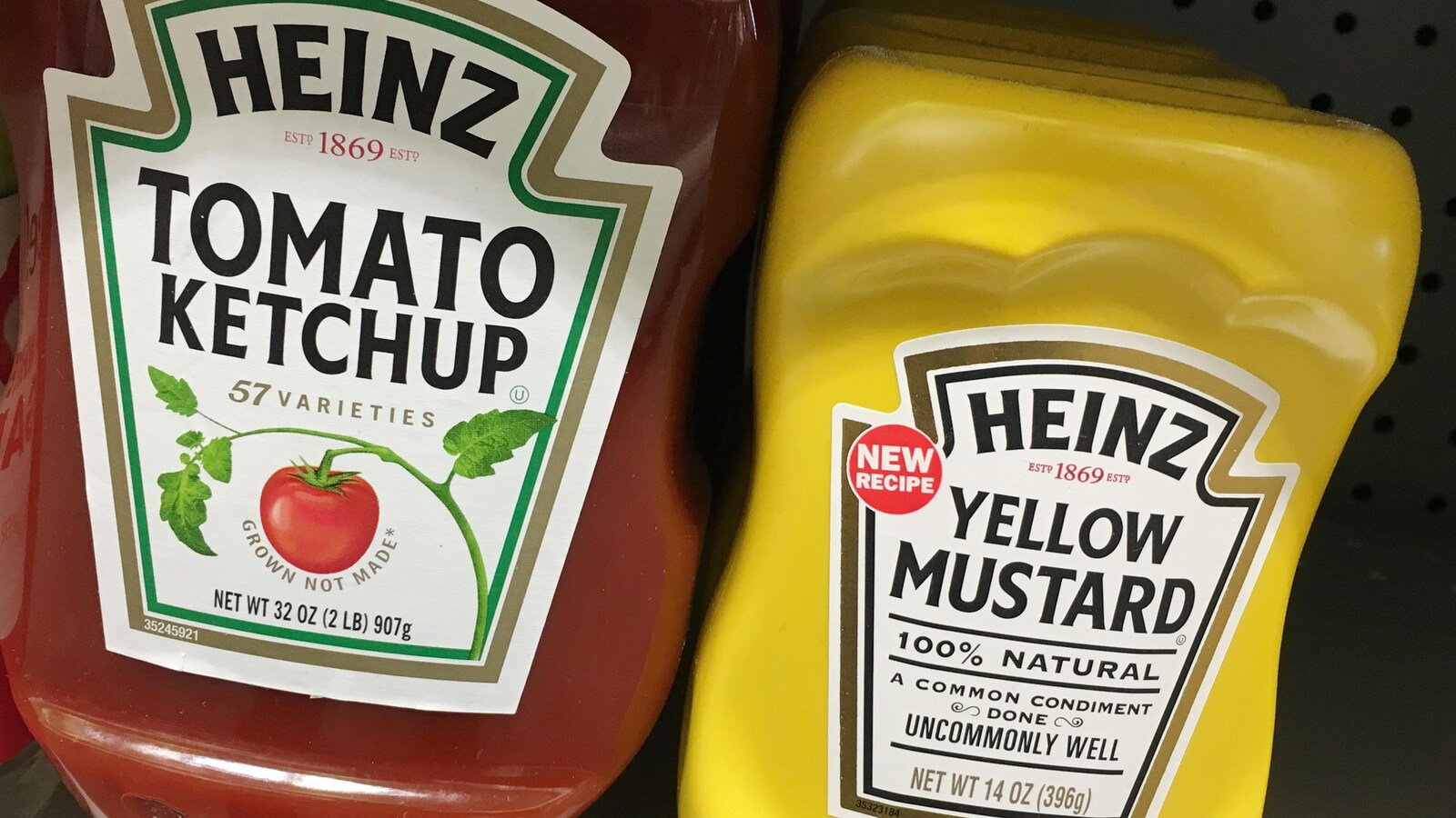 Les bouteilles de ketchup de tomate Heinz et de moutarde jaune en vente dans un magasin à Manhattan, New York.