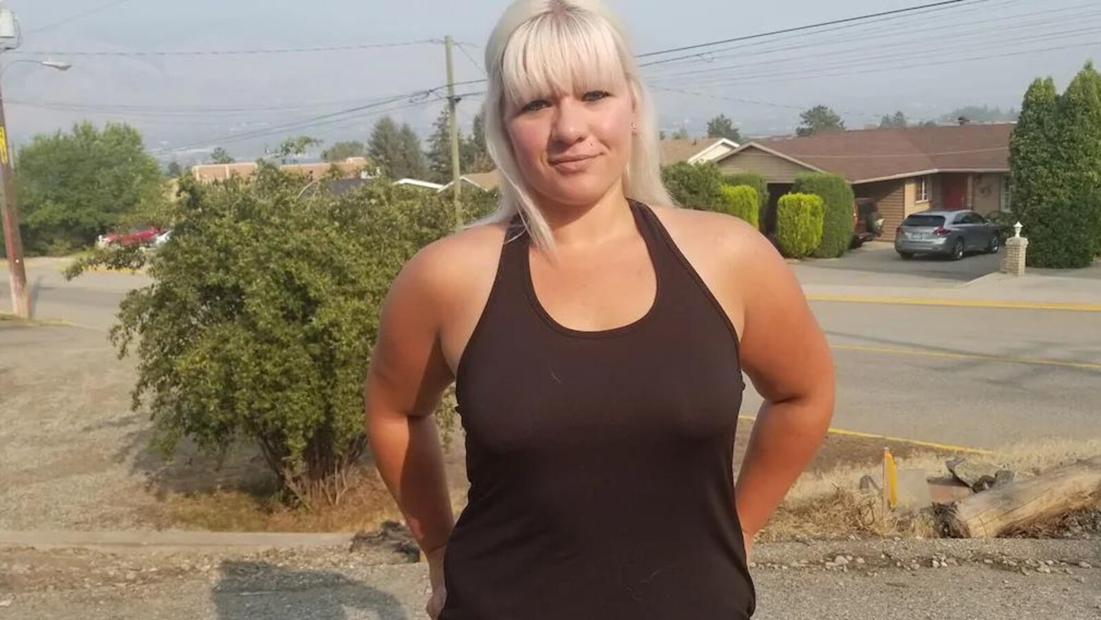 Une femme pose devant l'objectif.