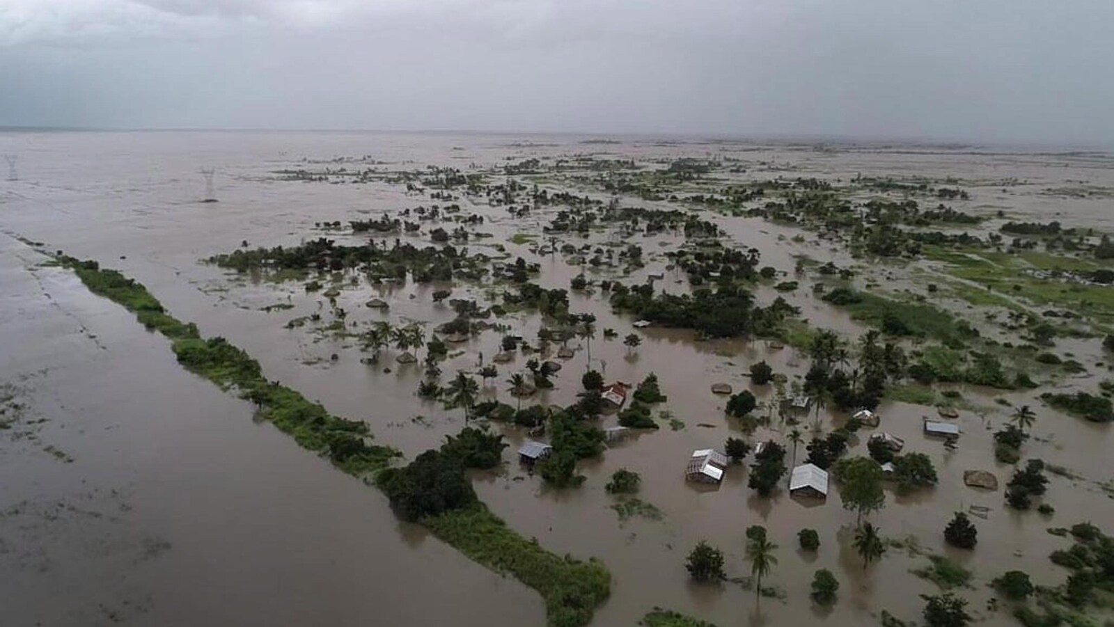 Vue aérienne de terres inondées au Mozambique.