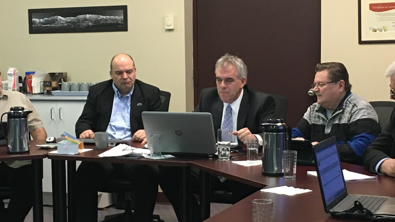 De gauche à droite: Sébastien Lévesque, directeur général de la MRC de la Haute-Gaspésie, Allen Cormier, préfet de la MRC et Réjean Normand, maire de Rivière-à-Claude